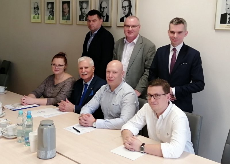 Na zdjęciu (góra, od lewej): Daniel Zawada, Sławomir Cieślik, Grzegorz Sasinowski,
Iwona Fabjańczyk, Piotr Szymczak, Jakub Głuchowski, Konrad Markowski