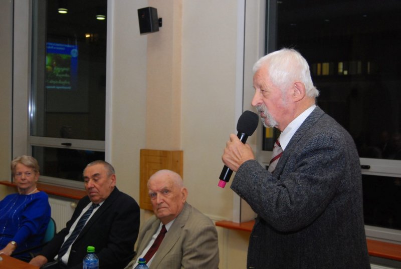 Prof. dr hab. inż. Kazimierz Cywiński czyni wprowadzenie do wystawy pt. „Swojskie klimaty”