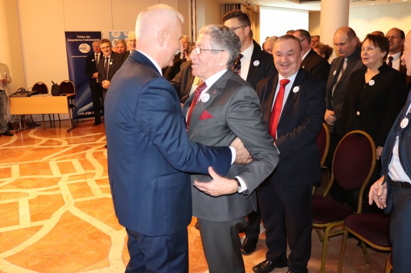 Inauguracja obchodów 100-lecia SEP, spotkanie świąteczno-noworoczne, 11 grudnia 2018 r. w Warszawie,  Następnego dnia Pan Profesor Bolkowski obchodził urodziny – prezes SEP Piotr Szymczak składa życzenia Jubilatowi [fot. J. Szczurowski]